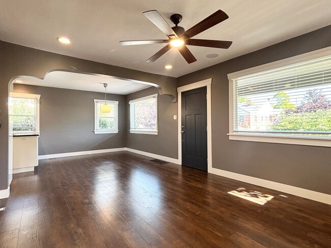 Building Photo - Stunning Remodel Near 9th & 9th!