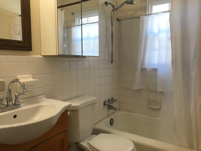 Building Photo - 1939 Lebanon Dr NE