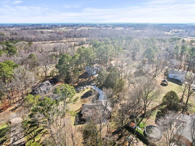 Building Photo - Large lot and close to town.