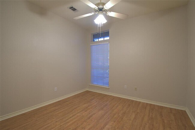 Building Photo - 101 Pecan Vista Ln