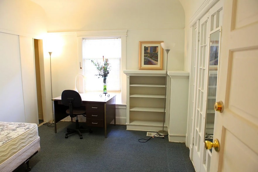 Building Photo - 1142 W 37th Pl