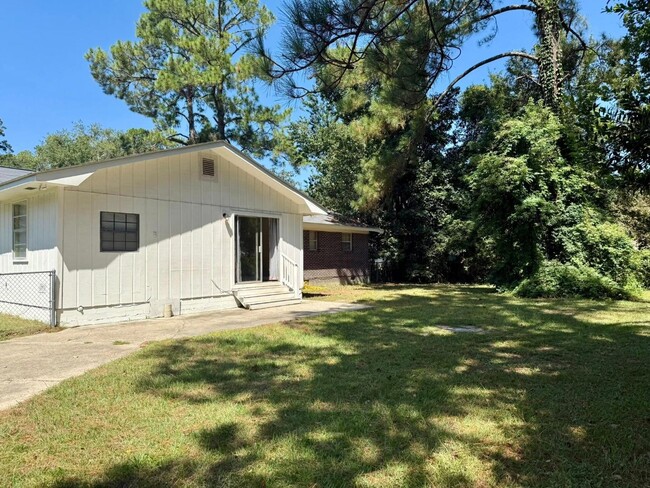 Building Photo - 477 Willow St