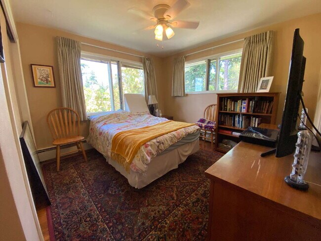 Building Photo - Spacious 5-Bedroom Home with Stunning View...