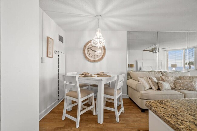 Building Photo - 8817 S Thomas Dr