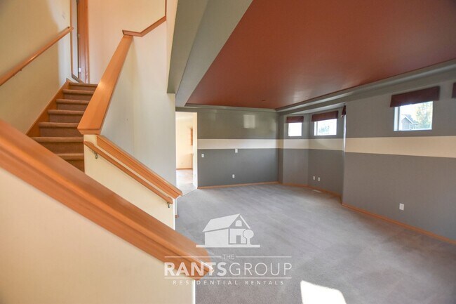 Building Photo - Spacious home in a fantastic neighborhood