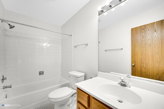 Building Photo - 1202 S Parkside Dr