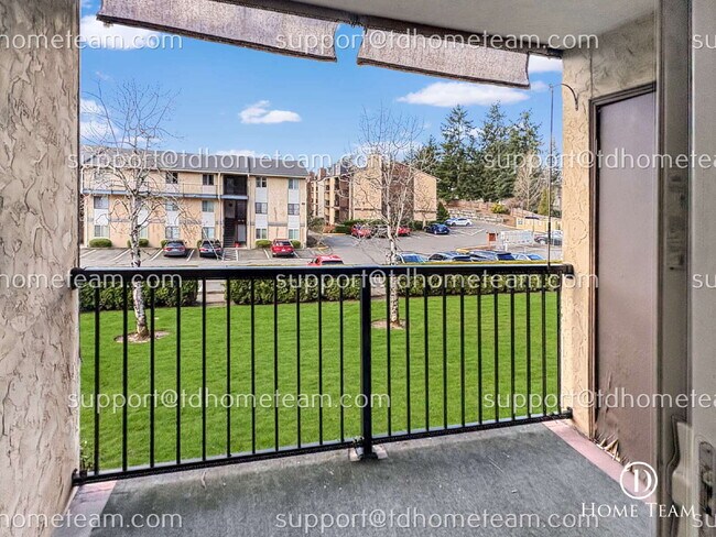 Building Photo - "Chic & Cozy 2-Bed Condo Retreat in Kirkland - 923 Sq Ft of Modern Living!"