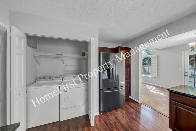 Building Photo - 860 Hidden Stream Dr