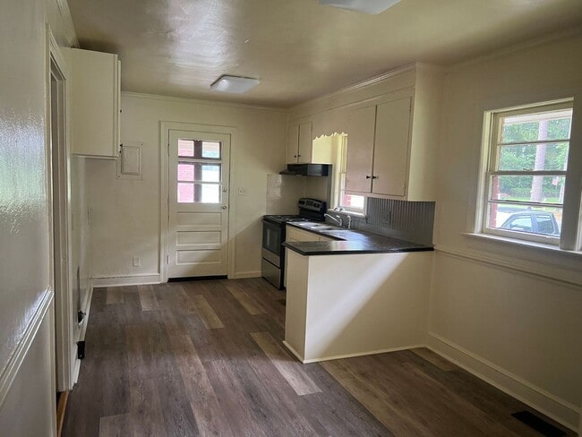 Building Photo - 3 Bedroom Brick House in Meadowbrook