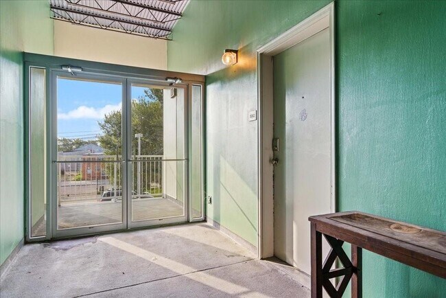 Building Photo - 2401 E 6th St