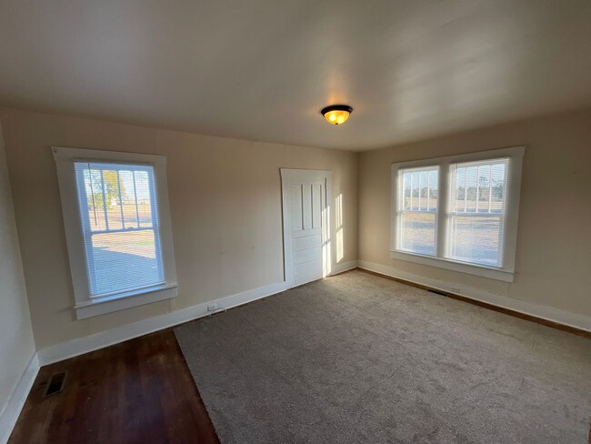 Building Photo - 2 Bedroom, 1 Bathroom Country Home