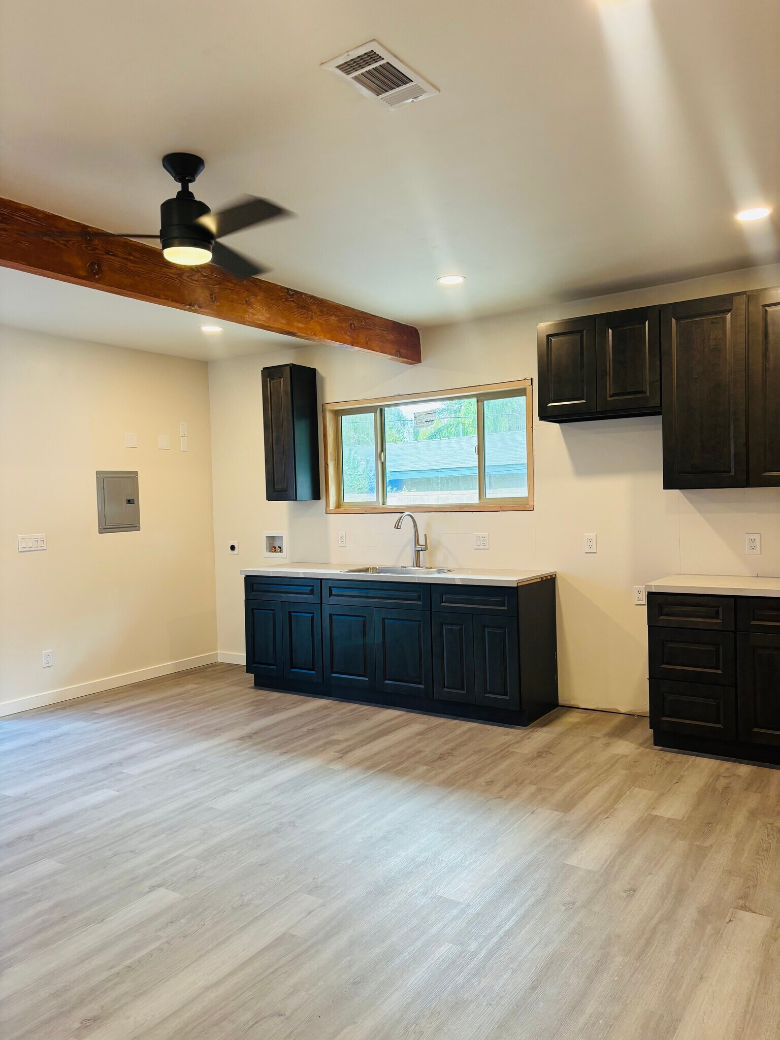 Building Photo - 1550 N Cypress Ave