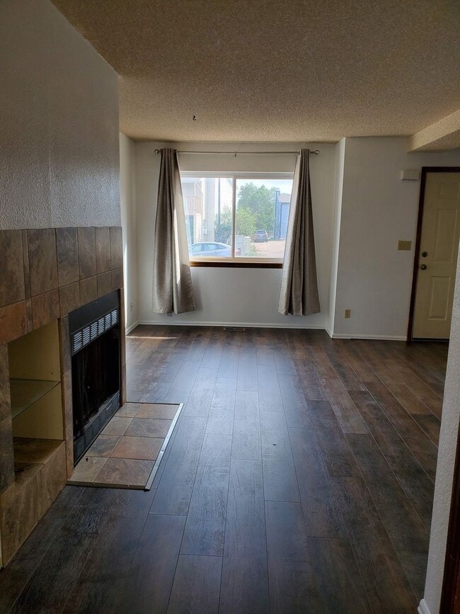 Building Photo - Townhome Style Living!