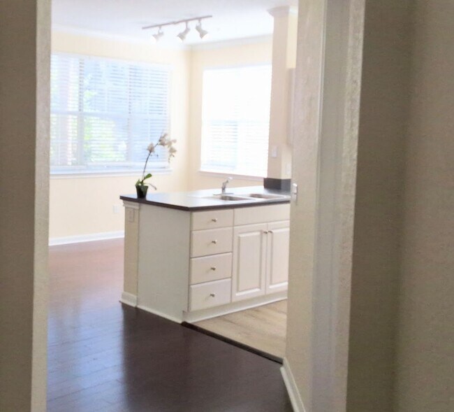 Building Photo - City View Wood Floor Updated Kitchen  2/2 condo at Park North Downtown Orlando