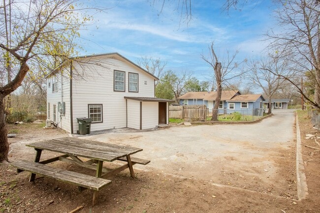 Building Photo - 407 Sarah St