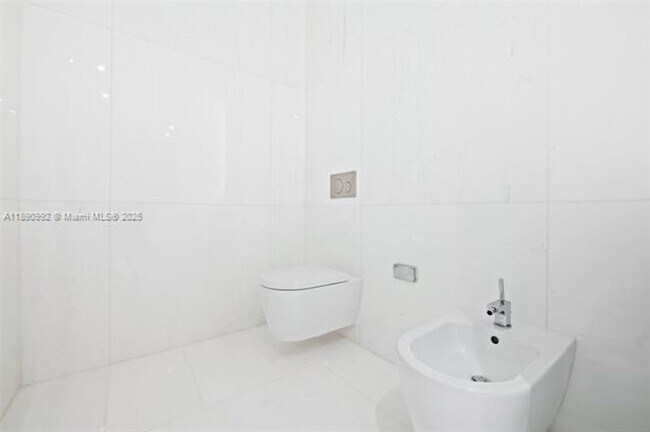 Building Photo - 300 Biscayne Blvd Way