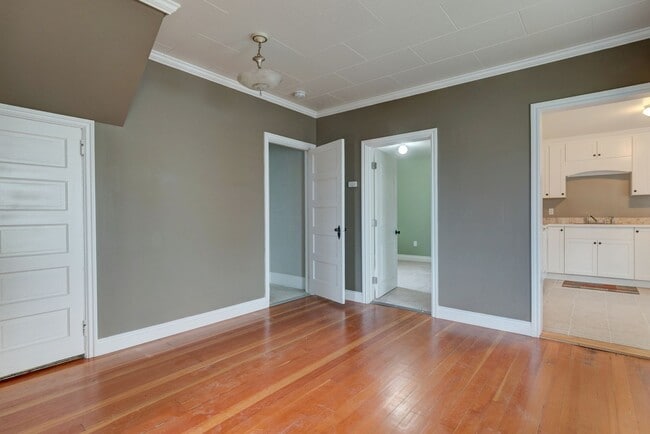 Building Photo - Pet Friendly 2 Bed, 1 Bath Home