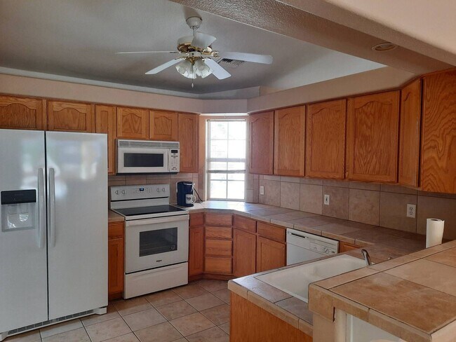 Building Photo - 4 bedroom/2 bath Home available in Bullhead City in Desirable El Camino Village.