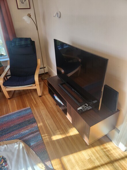 Living room - 380 Lloyd Ave