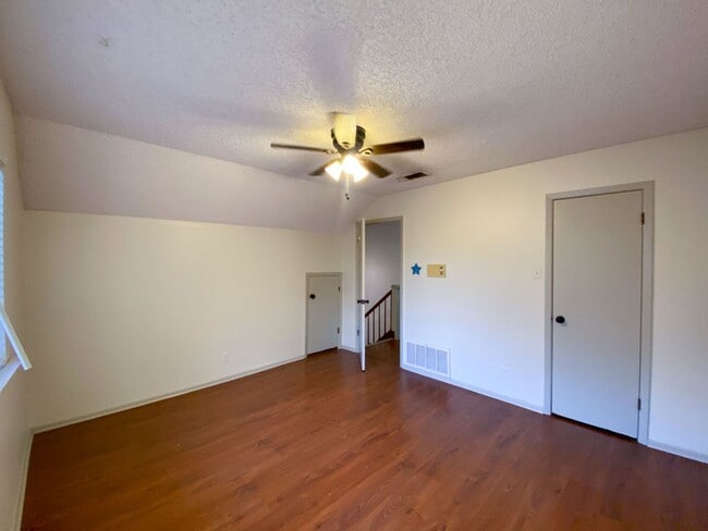 Building Photo - Beautiful Home Located in Thousand Oaks Move in Ready!