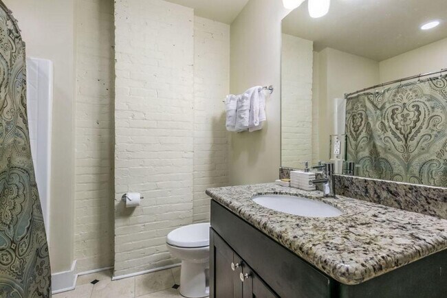 Building Photo - 201 Magazine St