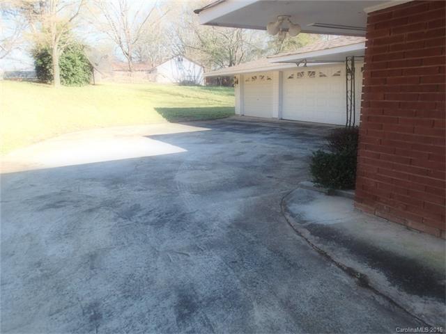 Building Photo - "Charming 3-Bedroom Oasis with 2 Full Baths – Spacious 2,295 Sq Ft Home in Charlotte's Heart!"