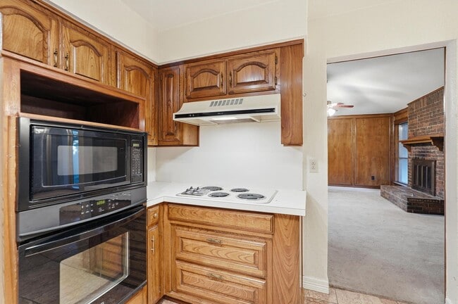 Building Photo - Charming 4 Bedroom 2.5 Bath Home In RISD!