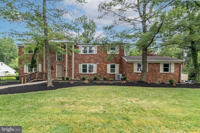 Primary Photo - 1800 Lark Ln