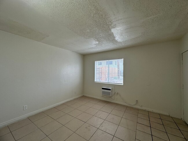 Building Photo - Studio