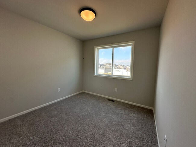 Building Photo - 4-Bedroom, 2-Bathroom Twin Home in South Fargo!