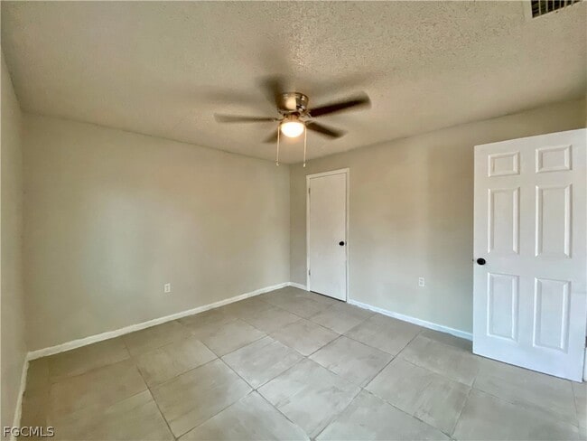 Building Photo - 1534 Oak Dr