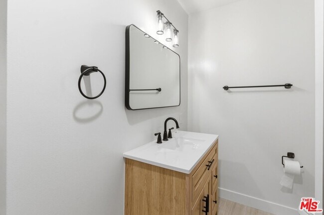 Building Photo - 614 6th Ave