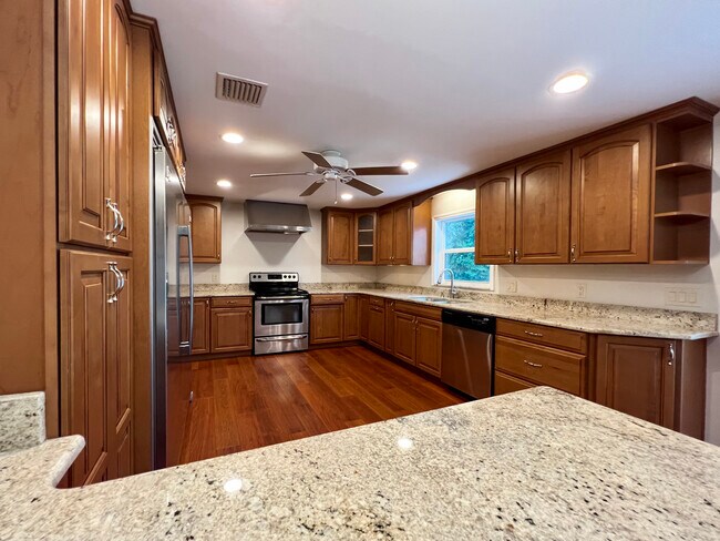 Building Photo - 1858 Oak Park Dr S