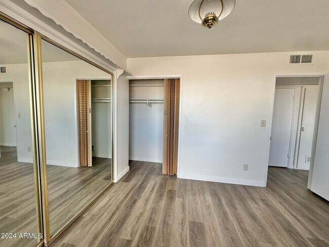 Building Photo - 11013 N 110th Dr