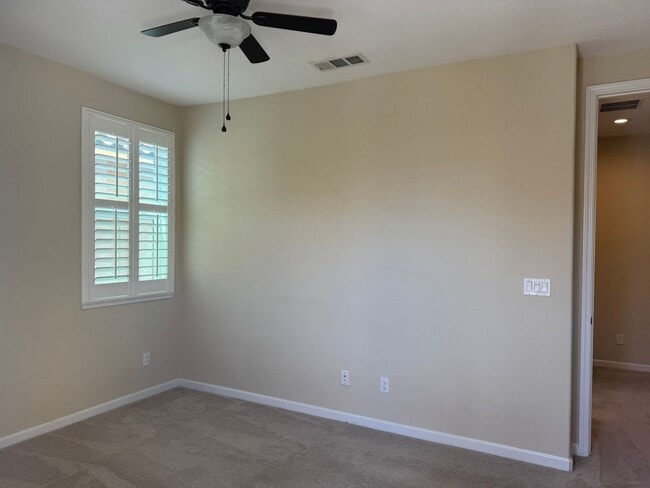 Building Photo - Great location close to Kaiser Roseville