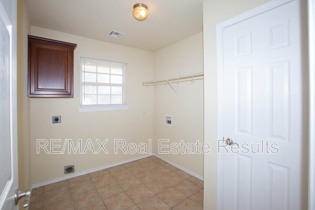 Building Photo - 1902 SW Fremont Rd