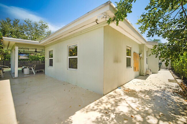 Building Photo - 711 NW 7th Dr