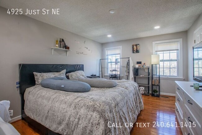 Building Photo - 4925 Just St NE