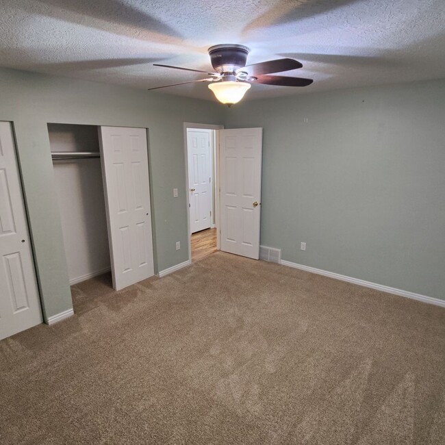 Building Photo - 2 Bed 1 Bath Unit for Rent in West Jordan!