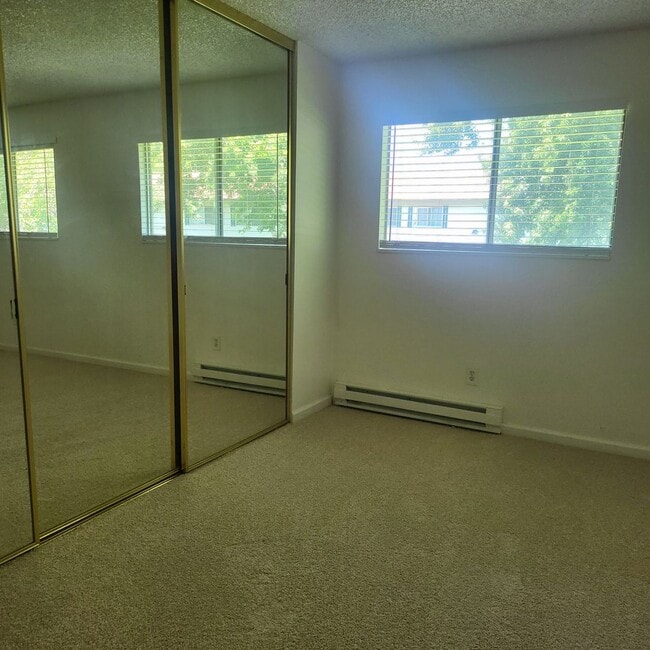 Building Photo - Nice Smithridge condo