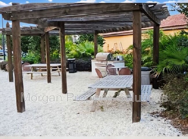 Building Photo - 5463 Vineland Rd