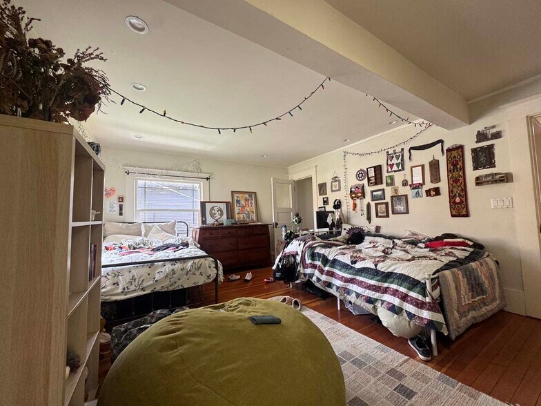 Building Photo - 2836 Derby St