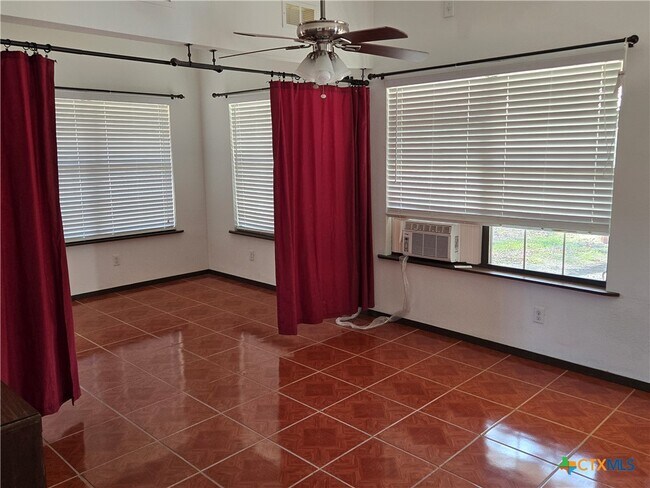 Building Photo - 248 Hilltop Dr