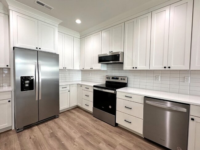 Building Photo - 9 Walnut St NE