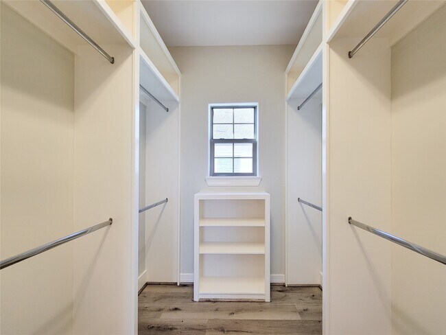 Building Photo - 2416 La Branch St