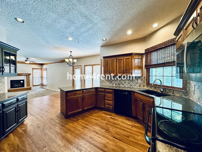 Building Photo - Beautiful, Spacious Home w/ Open Floor Pla...