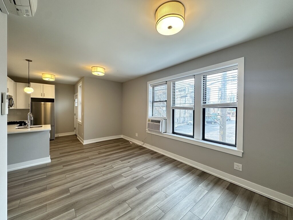 Building Photo - 3943 N Janssen Ave