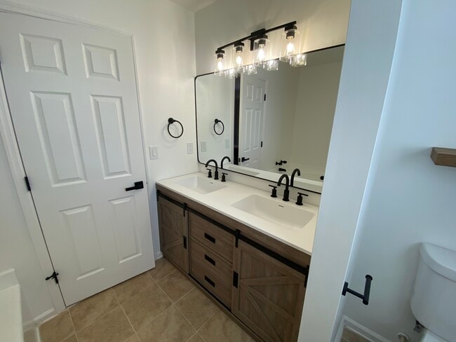 Building Photo - 2200 Parkside Dr