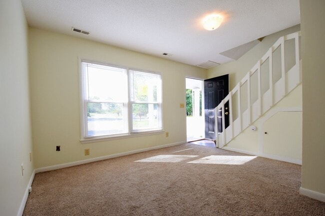 Building Photo - Abbey Lane-50% off first full month rent.