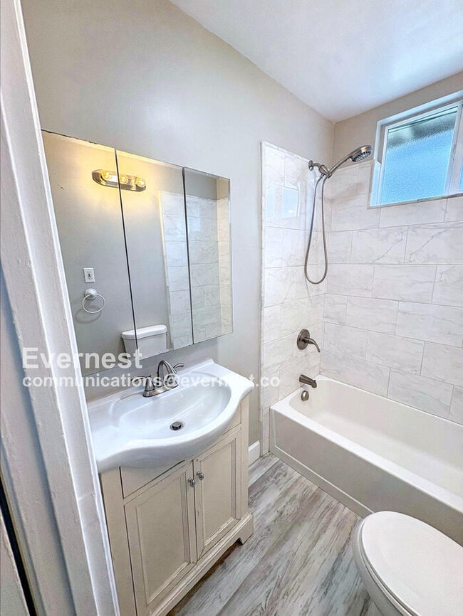 Building Photo - 924 Allerton St